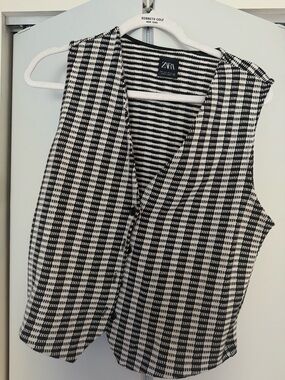 Zara Black and White Houndstooth Sleeveless Wrap Top